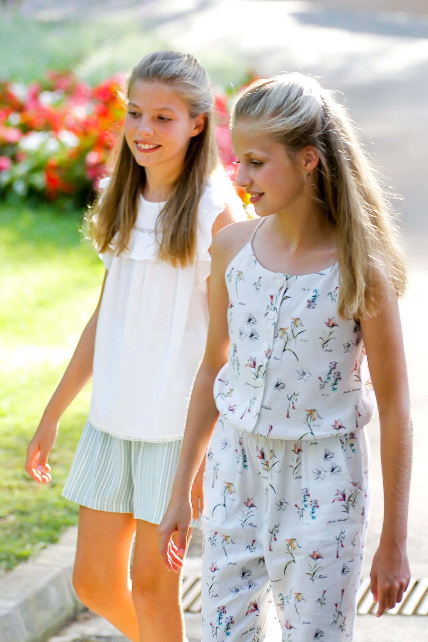 4. August 2019  Prinzessin Sofía und Kronprinzessin Leonor tragen sommerliche Outfits. Ganz schön groß sind die beiden Schwestern geworden.