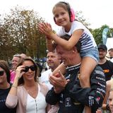 4. August 2019  Prinzessin Athena darf ihre Eltern Prinzessin Marie und Prinz Joachim zum "Copenhagen Historic Grand Prix" begleiten. Auf Papas starken Schultern und mit Ohrenschützern fiebert sie mit.