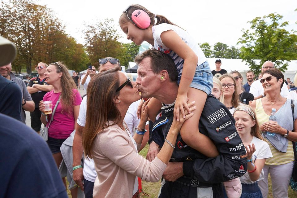 Athena schaut zu, wie Mama Marie Prinz Joachim einen Kuss gibt.