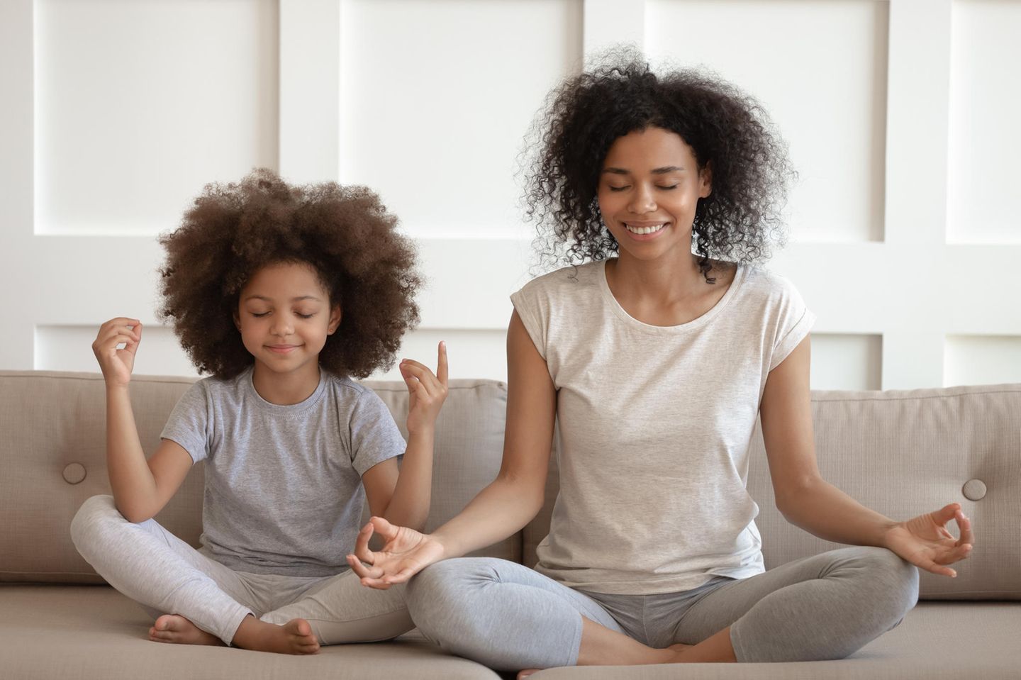 Meditation für Anfänger, Kind mit Mutter bei der Meditation
