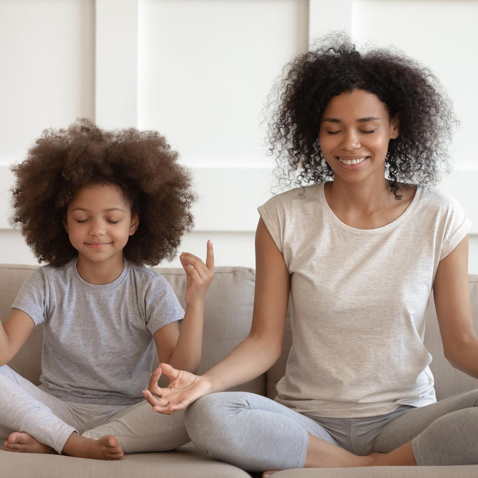 Meditation für Anfänger, Kind mit Mutter bei der Meditation