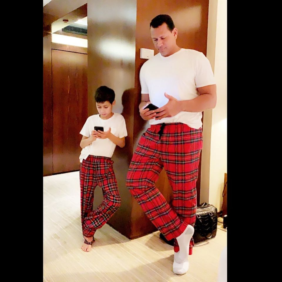 Ob Alex Rodriguez und Jennifer Lopez' Söhnchen Max gerade parallel Online-Shopping auf ihrem Handy betreiben? Einen ähnlichen Geschmack in Sachen Mode scheinen die beiden jedenfalls zu haben – und der kommt besonders gut bei Mama JLo an. Die Sängerin postet diesen süßen Twin-Moment zusammen mit zwei Herz-Emojis auf ihrem Instagram-Account. Ob Alex Rodriguez und Jennifer Lopez' Söhnchen Max gerade parallel Online-Shopping auf ihrem Handy betreiben? Einen ähnlichen Geschmack in Sachen Mode scheinen die beiden jedenfalls zu haben – und der kommt besonders gut bei Mama JLo an. Die Sängerin postet diesen süßen Twin-Moment zusammen mit zwei Herz-Emojis auf ihrem Instagram-Account.