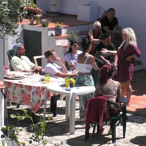 Im "Sommerhaus der Stars" gibt es neue Mitbewohner: Sabrina Lange und ihr Partner sind die Nachzügler