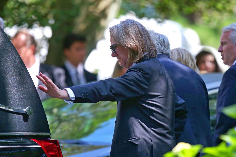 Saoirse Kennedy Hill (†): Paul Michael Hill streckt seine Hand nach dem Leichenwagen aus. Paul Michael Hill streckt seine Hand nach dem Leichenwagen aus.
