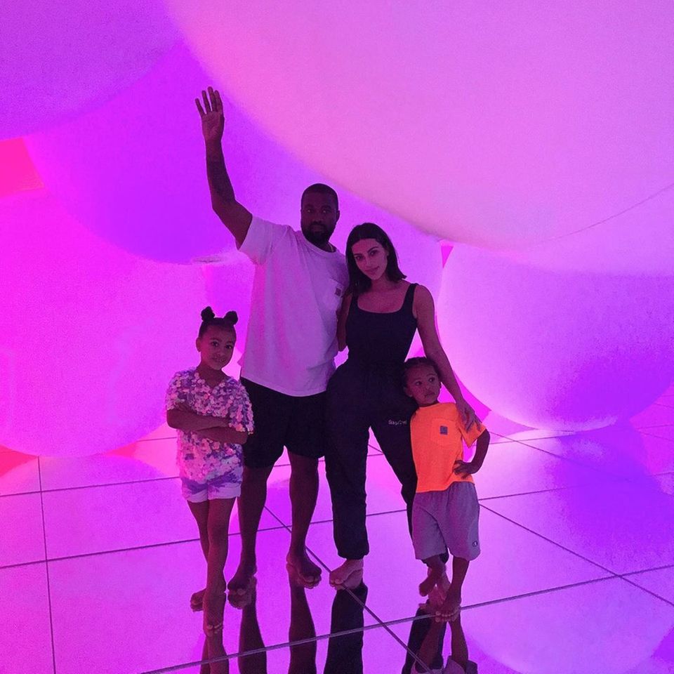 6. August 2019 Kanye West, Kim Kardashian und ihre Kids North und Saint senden via Instagram Grüße aus Japan. 6. August 2019 Kanye West, Kim Kardashian und ihre Kids North und Saint senden via Instagram Grüße aus Japan.