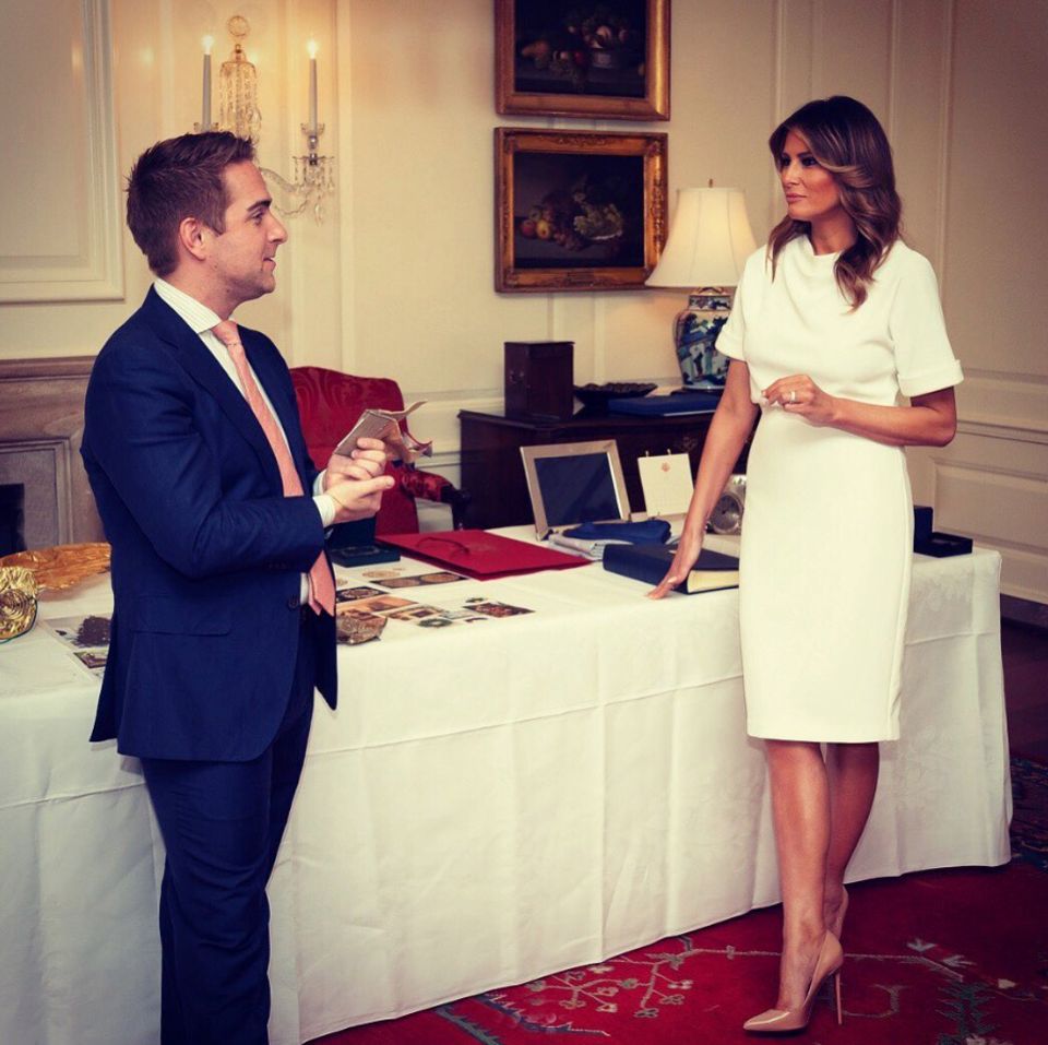 Ende Juli macht sich Melania Trump daran, die Christmas-Dekoration fürs Weiße Haus zu planen. Dafür schlüpft sie in ein weißes 2-Piece-Kleid - also ein Kleid, das so aussieht als würde sie Rock und Oberteil tragen. Ende Juli macht sich Melania Trump daran, die Christmas-Dekoration fürs Weiße Haus zu planen. Dafür schlüpft sie in ein weißes 2-Piece-Kleid - also ein Kleid, das so aussieht als würde sie Rock und Oberteil tragen.