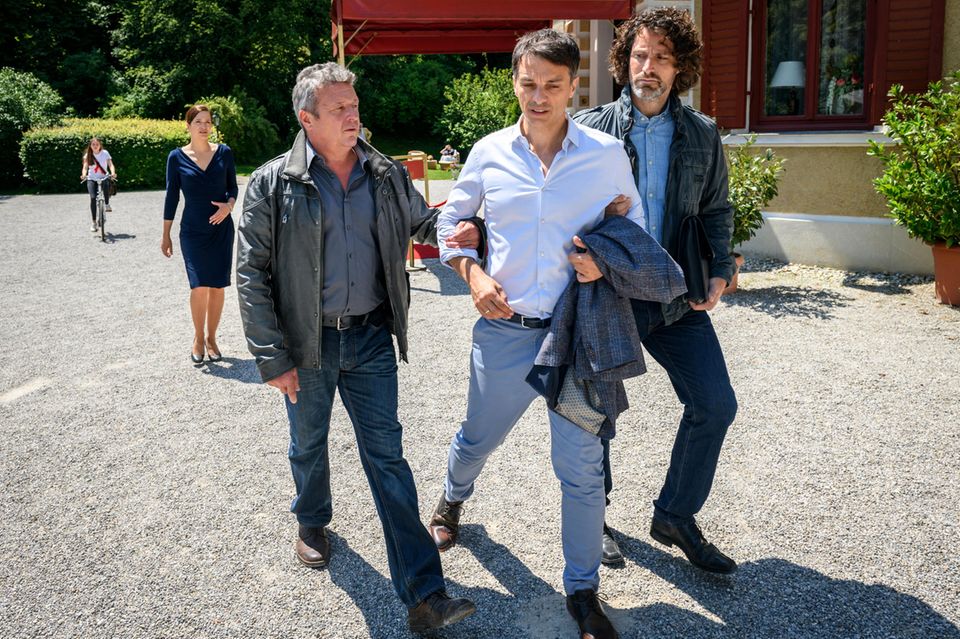 Sturm der Liebe: "Sturm der Liebe": Robert (Lorenzo Patané) wird von Kommissar Meyser (Christoph Krix, 2.v.r.) abgeführt. "Sturm der Liebe": Robert (Lorenzo Patané) wird von Kommissar Meyser (Christoph Krix, 2.v.r.) abgeführt.