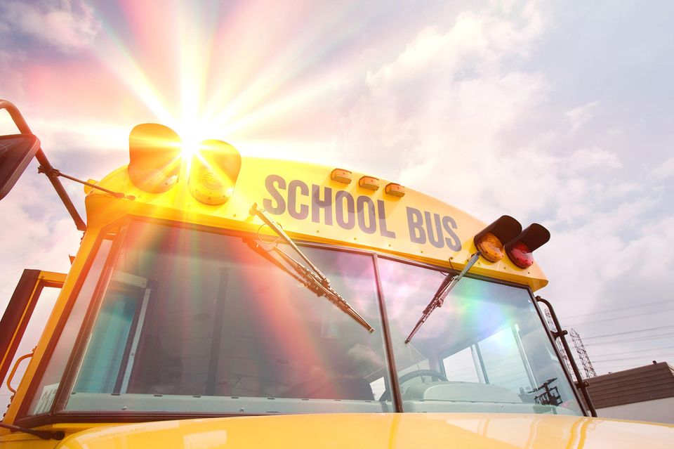 Auch Schulbusse heizen sich im Sommer massiv auf (Symbolbild)