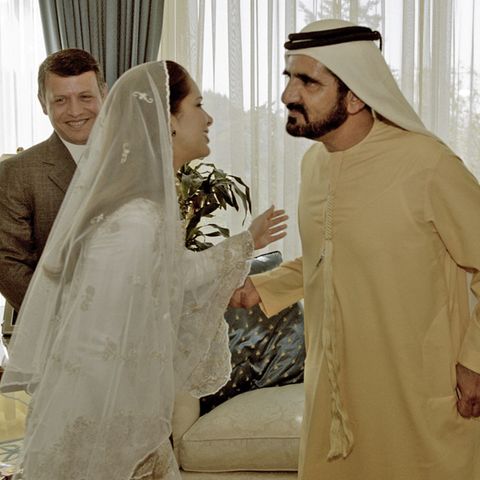 Prinzessin Haya bint-Al Hussein und Scheich Mohammed bin Raschid Al Maktoum bei ihrer Hochzeit. Im Hintergrund freut sich Hayas Bruder, König Abdullah II. bin al-Hussein von Jordanien.