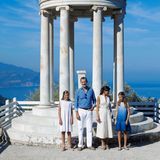 8. August 2019  Ein farblicher Augenschmaus sind die neuesten Bilder der spanischen Königsfamilie bei alljährlichen Urlaub auf Mallorca, wo Felipe, Letizia und die Prinzessinnen Leonor und Sofia das Casa Museo Son Marroig in Deia besuchen.