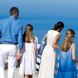 8. August 2019  Und auch die Aussicht aufs strahlend blaue Meer wird von König Felipe und seinen Liebsten natürlich ausgiebig genossen.