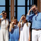 8. August 2019  Schön abgestimmt in Weiß- und Blautönen leuchtet die royale Familie mit dem blauen Himmel um die Wette. Nur die Sonne blendet doch ziemlich.