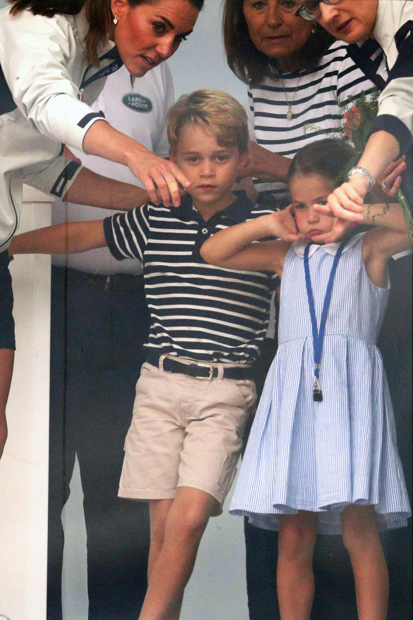 8. August 2019  Während der Siegerehrung der King's Cup Regatta scheinen sich Prinz George und Prinzessin Charlotte nicht sonderlich zu amüsieren.