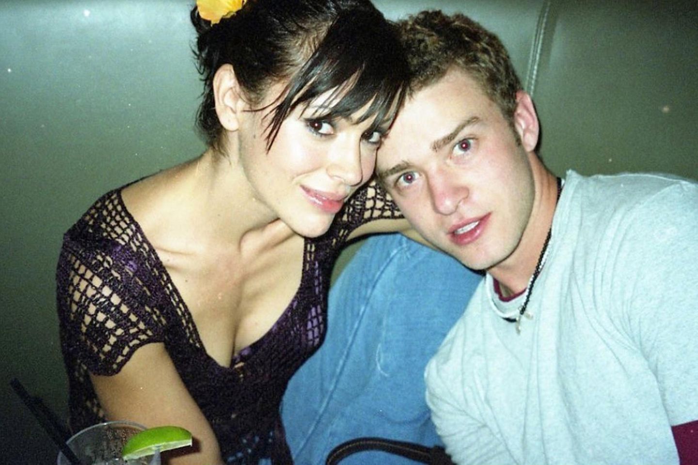 Kurz nach der Trennung von Britney Spears 2002 waren Alyssa Milano und Justin Timberlake kurzzeitig ein Paar. Alyssa sei sein großer Schwarm gewesen, gehalten hat die Beziehung dennoch nicht. Beide sind heute glücklich verheiratet. Was Justins Frau Jessica Biel wohl davon hält, dass Alyssa dieses Throwback-Bild jetzt postet?