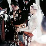 1955 lernt sie am Rande der Filmfestspiele von Cannes Fürst Rainier III. von Monaco kennen. Am 19. April 1956 heiraten die beiden, und aus Grace Kelly wird Fürstin Gracia Patricia. Im September 1982 erliegt sie im Alter von 52 Jahren nach einem Autounfall mit ihrer Tochter Stéphanie ihren Verletzungen.