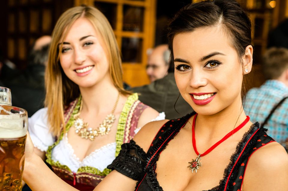 Dirndl-Schmuck, Trachtenschmuck, zwei junge Frauen im Dirndl, Oktoberfest
