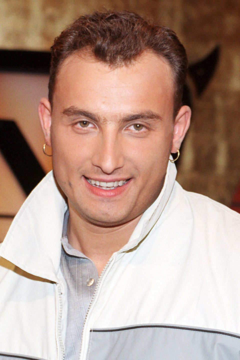 "Promi Big Brother" 2019: Zlatko Er ist kein Neuling bei "Big Brother". Bereits in der ersten "Big Brother"-Staffel im Jahr 2000 sorgte Zlatko für Aufsehen – vor allem mit seiner Freundschaft zu Jürgen Milski. Nach seinem Auszug brachte der Automechaniker ein Album und einige Singles heraus und verabschiedete sich dann aus der Öffentlichkeit - bis jetzt. "Ich habe lange überlegt, ob ich das wirklich wieder mache", sagt der 43-Jährige gegenüber "Bild" über seine erneute Teilnahme. Warum es ihn nun zurück ins Rampenlicht zieht, hat einen simplen Grund: "Geld!", so Zlatko. Zlatko