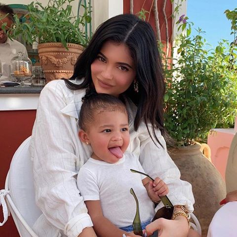 11. August 2019  Grenzenlose Liebe empfindet Kylie Jenner für ihre Tochter Stormi. Die beiden verbringen gerade ihren Sommerurlaub im italienischen Positano.