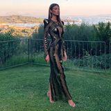 Das deutsche Model Lorena setzt ihre Kurven in einem Design von Julien Macdonald in Szene. Dazu kombiniert sie fast unsichtbare Riemchen-Heels und glatte Haare. 