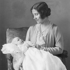 Am 21. August 1930 wird auf Glamis Castle in Schottland Prinzessin Margaret geboren, zweite Tochter des späteren König George VI. und Königin Elizabeth, "Queen Mum", sowie jüngere Schwester von Prinzessin Elizabeth, der heutigen Queen.