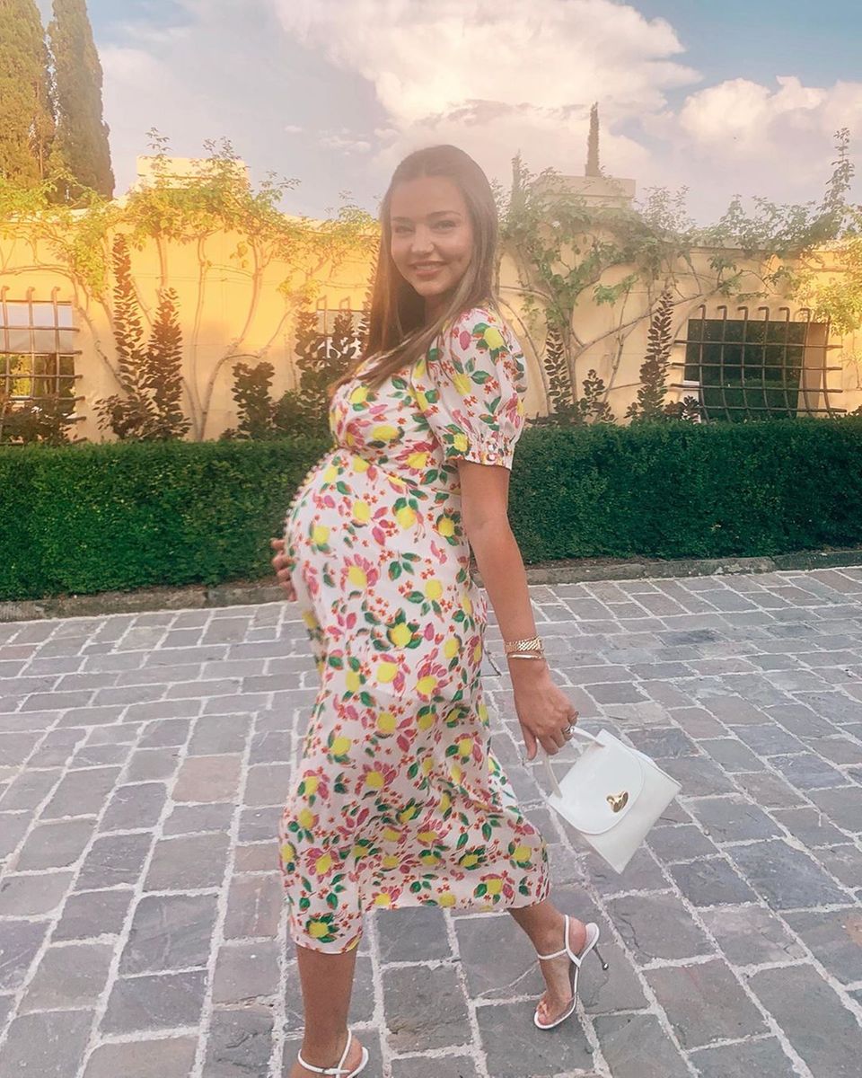 Model Miranda Kerr weiß in ihrer dritten Schwangerschaft besser denn je, wie man eine XXL-Kugel perfekt in Szene zu setzen. Auf Instagram präsentiert sie sich in einem wunderschönen Midi-Kleid mit Zitronen-Muster. Nicht nur ihre Fans lieben es, wir auch. Model Miranda Kerr weiß in ihrer dritten Schwangerschaft besser denn je, wie man eine XXL-Kugel perfekt in Szene zu setzen. Auf Instagram präsentiert sie sich in einem wunderschönen Midi-Kleid mit Zitronen-Muster. Nicht nur ihre Fans lieben es, wir auch.