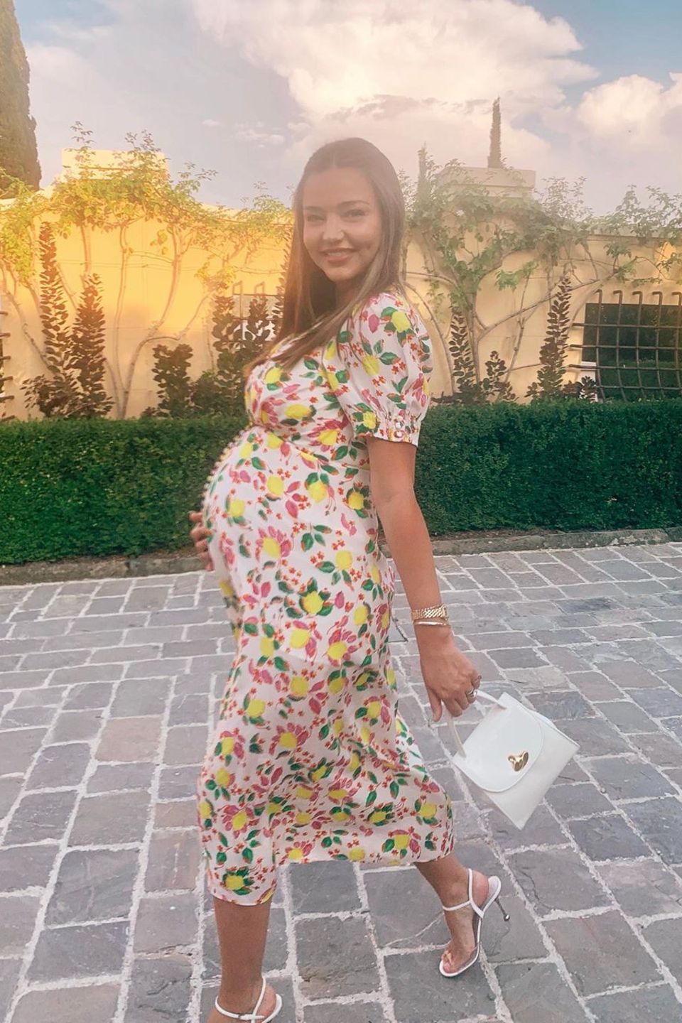Model Miranda Kerr weiß in ihrer dritten Schwangerschaft besser denn je, wie man eine XXL-Kugel perfekt in Szene zu setzen. Auf Instagram präsentiert sie sich in einem wunderschönen Midi-Kleid mit Zitronen-Muster. Nicht nur ihre Fans lieben es, wir auch. 