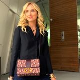 Auch Bloggerin Chiara Ferragni steht die "30 Montaigne Bag" ganz besonders gut. Sie trägt die Tasche crossbody und ebenfalls aus Dior Oblique, jedoch in einem dunklen Rotton. 