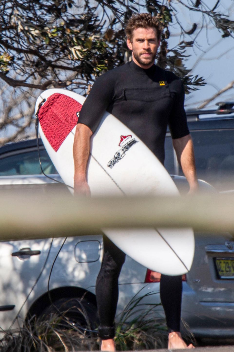 Liam Hemsworth wurde im australischen Byron Bay beim Surfen gesichtet Liam Hemsworth wurde im australischen Byron Bay beim Surfen gesichtet