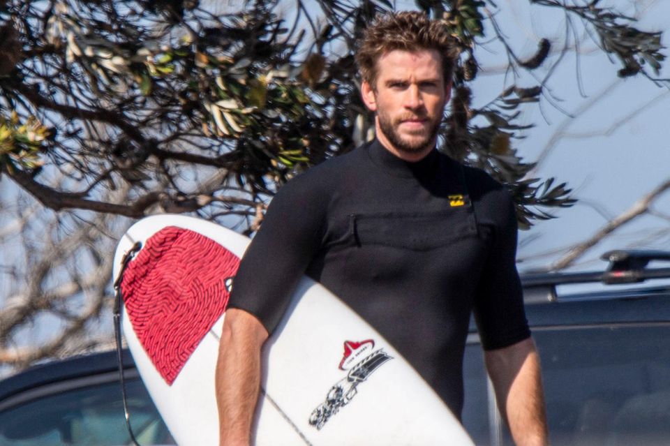 Liam Hemsworth wurde im australischen Byron Bay beim Surfen gesichtet