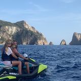 Das frisch verheiratete Paar liebt es, auf dem Jetski im Mittelmeer zu cruisen.