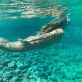 Anmutig wie eine Meerjungfrau gleitet Heidi durchs glasklare Wasser.