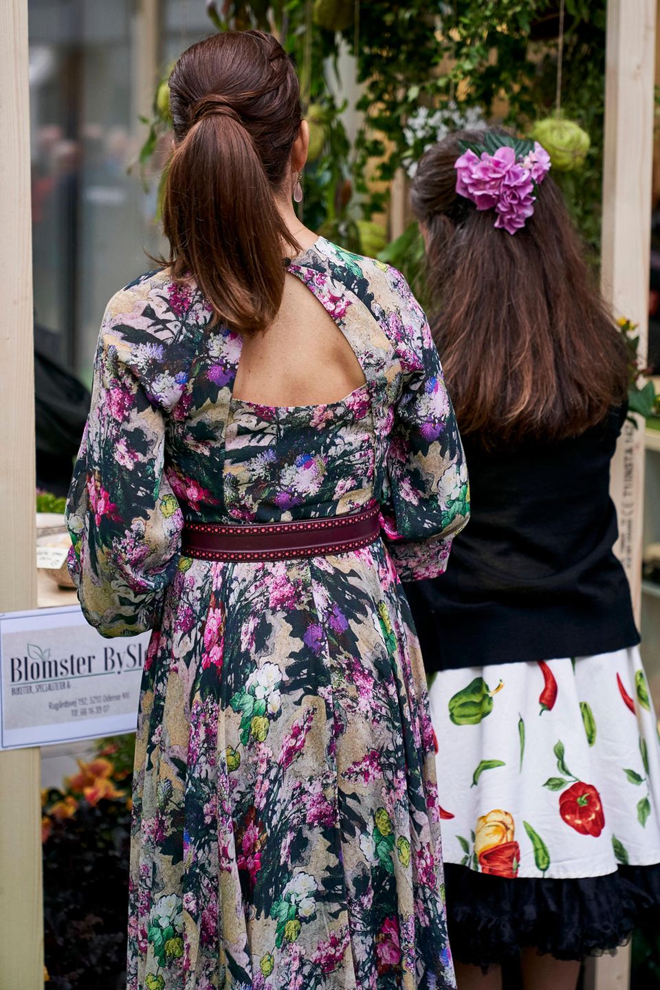 ... Auch die Rückansicht des 470-Euro-Kleides kann sich sehen lassen. Ein Cut-Out in der Form eines Dreiecks macht das Kleid auch von hinten zu einem echten Hingucker. Mit dem dunkelbraunen Ledergürtel schafft Mary eine besonders schlanke Silhouette. Zu diesem kleinen Helferlein griff die dänische Kronprinzessin bereits wenige Wochen zuvor... ... Auch die Rückansicht des 470-Euro-Kleides kann sich sehen lassen. Ein Cut-Out in der Form eines Dreiecks macht das Kleid auch von hinten zu einem echten Hingucker. Mit dem dunkelbraunen Ledergürtel schafft Mary eine besonders schlanke Silhouette. Zu diesem kleinen Helferlein griff die dänische Kronprinzessin bereits wenige Wochen zuvor...