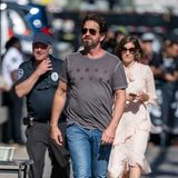 Gut 10 Jahre später müssen wir uns beim Anblick des Hollywood-Hotties ein wenig wundern. Lässig war er ja schon immer, aber mit schlecht gestutztem Bart, leichtem Dad-Bod-Ansatz und offenen Stiefeln wirkt er etwas schludrig.