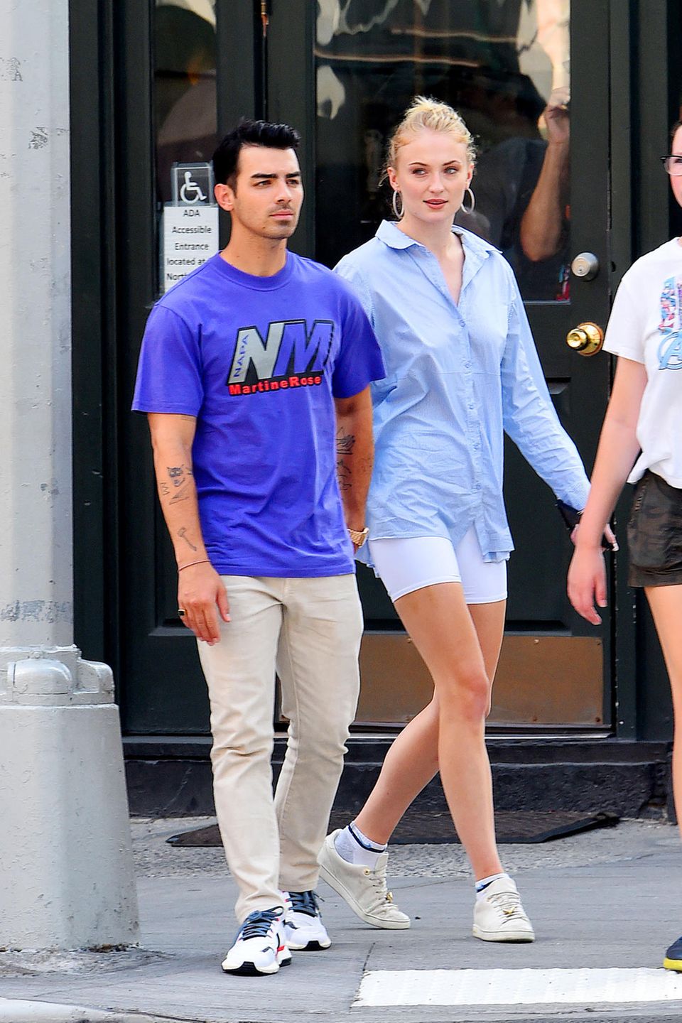 Einen Tag nach Joe Jonas' 30. Geburtstag zeigt sich der Musiker mit seiner Ehefrau Sophie Turner leger und sportlich in New York. Die 23-Jährige trägt eine hellblaue Radlershorts – dem Sommertrend schlechthin – und farblich abgestimmter Oversized-Bluse. Auch der "Jonas Brothers"-Sänger hält sein Outfit sportlich. 