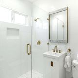 Ebenfalls weiß und modern: Das Badezimmer. 