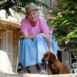 Sommerliche Urlaubsgrüße versendet das dänische Königshaus auf ihrem Instagram-Account: Königin Margrethe genießt gerade ihre freien Tage im Schloss Cayx, ihrem Weingut in Südfrankreich. Auch im Urlaub zeigt sich die 79-Jährige gewohnt farbenfroh, trägt einen hellblauen Rock mit einem T-Shirt in der Farbe Rosa. Besonderes Augenmerk liegt auch auf diesem Accessoire ...