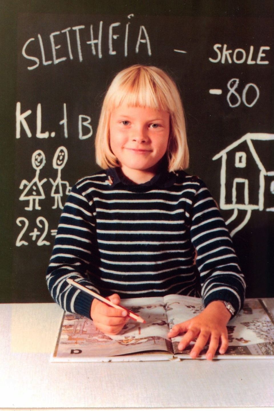 Mit sieben Jahren kommt Prinzessin Mette-Marit 1980 in die Schule und ist sichtlich stolz. Mit sieben Jahren kommt Prinzessin Mette-Marit 1980 in die Schule und ist sichtlich stolz.