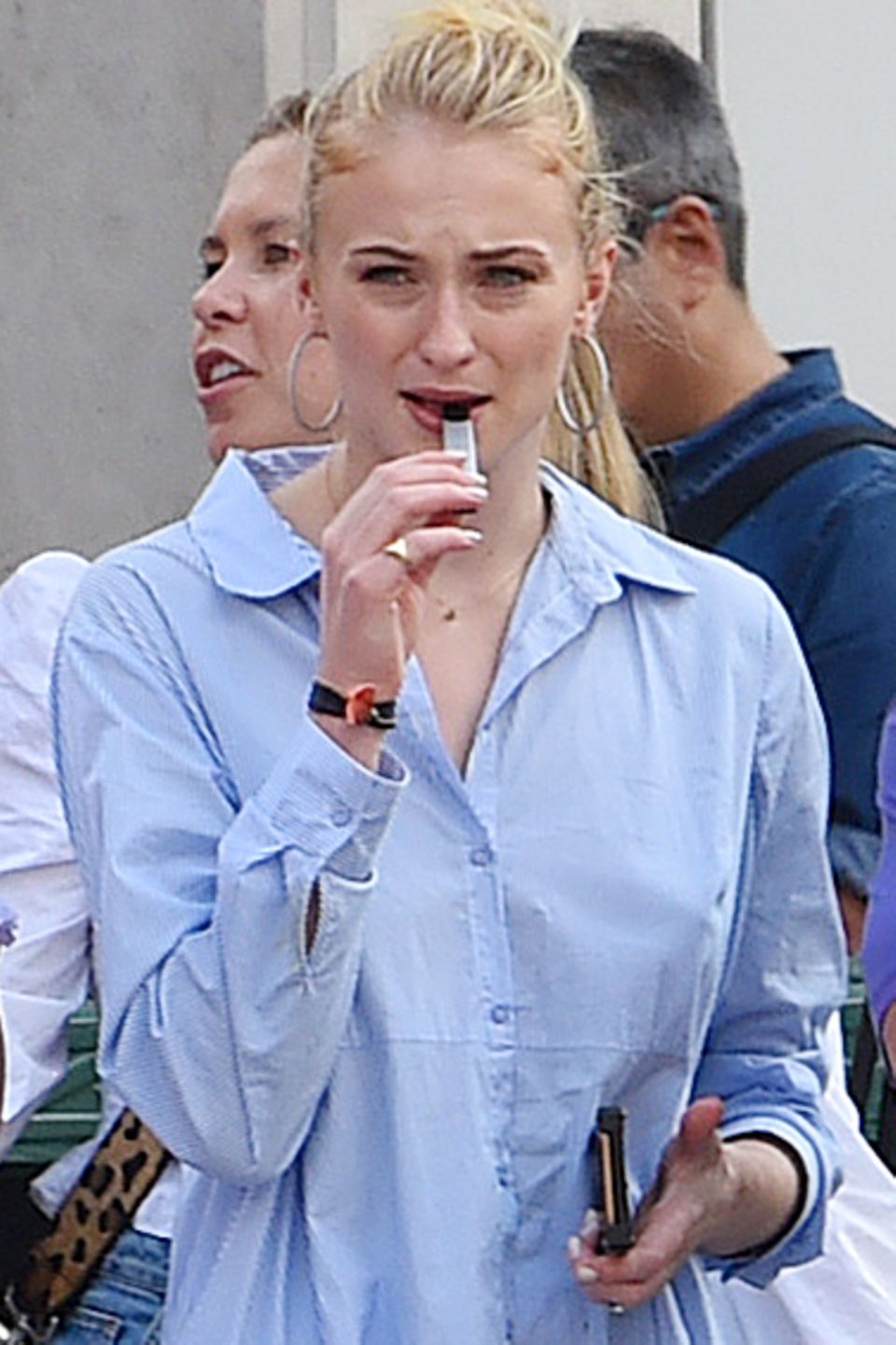 Beim Bummel durch den New Yorker Stadtteil SoHo sieht man Sophie Turner mit einer E-Zigarette. 