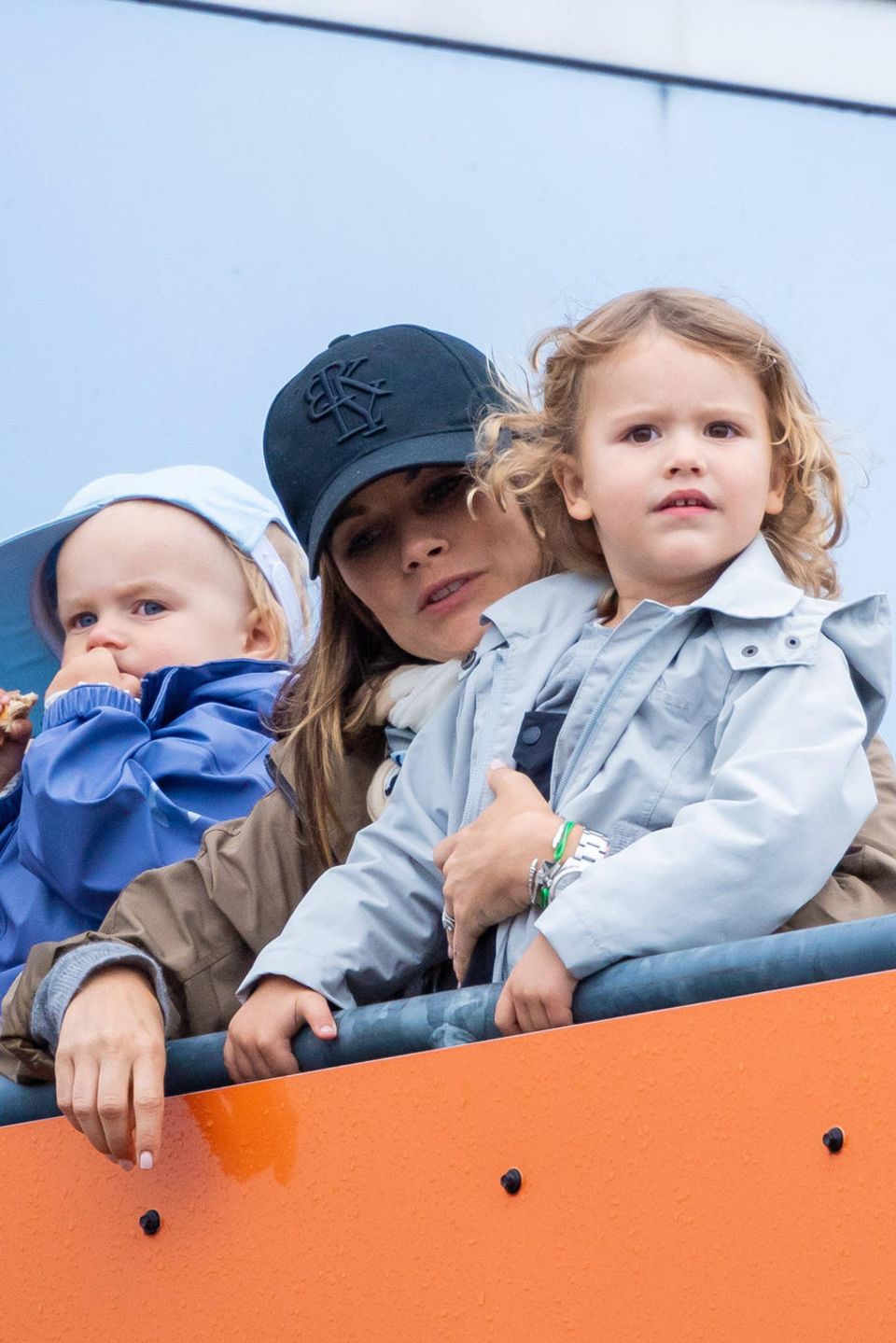 17. August 2019 Oma Hellqvist und Prinzessin Sofia besuchen mit den Kindern Prinz Gabriel und Prinz Alexander ihren Rennfahrer-Papa Carl Philip beim Training zum Porsche Carrera Cup. 17. August 2019 Oma Hellqvist und Prinzessin Sofia besuchen mit den Kindern Prinz Gabriel und Prinz Alexander ihren Rennfahrer-Papa Carl Philip beim Training zum Porsche Carrera Cup.