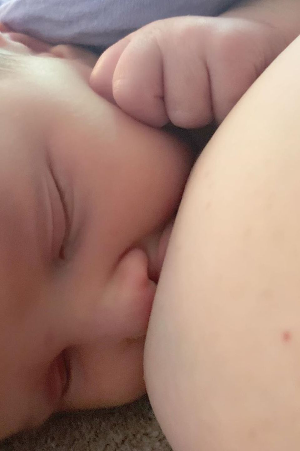Auf Instagram zeigt Alanis Morissette ein Bild von sich, wie sie ihre neugeborene Tochter Winter Mercy stillt. 