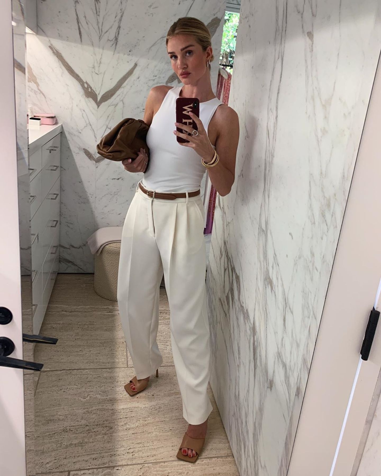Auch It-Girl Rosie Huntington-Whiteley postet einen Business-Look, bestehend aus einer ausgefallenen Stoffhose und einem figurbetonten Top, mit den heiß begehrten Sandalen. 