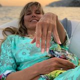 Erneut streckt Heidi ihren Ehering als  Liebesbeweis für Tom in die Kamera. 