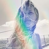 Auf Instagram postet die frisch verheiratete Heidi Klum ein Foto von sich mit den Worten: "Alles was ich sehe ist Wasser". Das stimmt so jedoch nicht ganz, liebe Heidi. Denn was wir auch sehen, ist nicht gerade jugendfrei. Der knapp bemessene Zuschnitt des Bildes legt einen Blick auf ihre Brustwarzen frei – ob das geplant war? 
