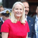 19. August 2019  Gratulerer, Mette-Marit! Die norwegische Kronprinzessin feiert heute ihren 46. Geburtstag, und das Könighaus gratuliert auf Instagram mit einem fröhlichen Sommerbild auf der Oslo Pride im Juni. Das tun wir hiermit auch: Herzlichen Glückwunsch!