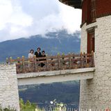 Im Rahmen ihrer offiziellen Reise besucht die japanische Kronprinzenfamilie auch das Nationalmuseum von Bhutan, das sich in einem alten Wachturm befindet.