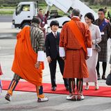 Bei ihrer Ankunft werden die beiden feierlich von Mitgliedern des bhutanischen Königshauses begrüßt.