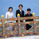 Die Familie genießt ihren Besuch sichtlich. Und Prinz Hisahito, der sonst von seinen Eltern weitgehend aus der Öffentlichkeit gehalten wird, meistert seinen öffentlichen Auftritt auf bezaubernde Weise.