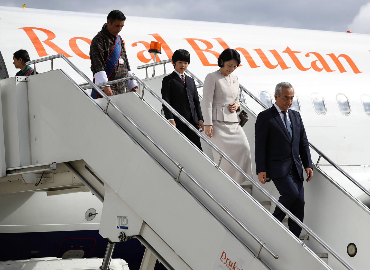 Am 17. August trifft die Kronprinzenfamilie zum Auftakt ihrer 10-tägigen Reise am Flughafen Paro in Bhutan ein. Prinz Hisahito verlässt zusammen mit seiner Mutter Kiko das Flugzeug. 