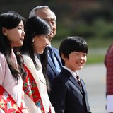 Zur Zeit hat der kleine Prinz Hisahito Schulferien und begleitet seine Eltern bei seiner ersten offiziellen Auslandsreise. Als einziger Sohn von Prinz Akishino wird der 12-jährige eines Tages den kaiserlichen Thron besteigen.
