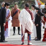 Bei seiner Ankunft am Flughafen wird Prinz Akishino mit seiner Familie gebührend in Empfang genommen.